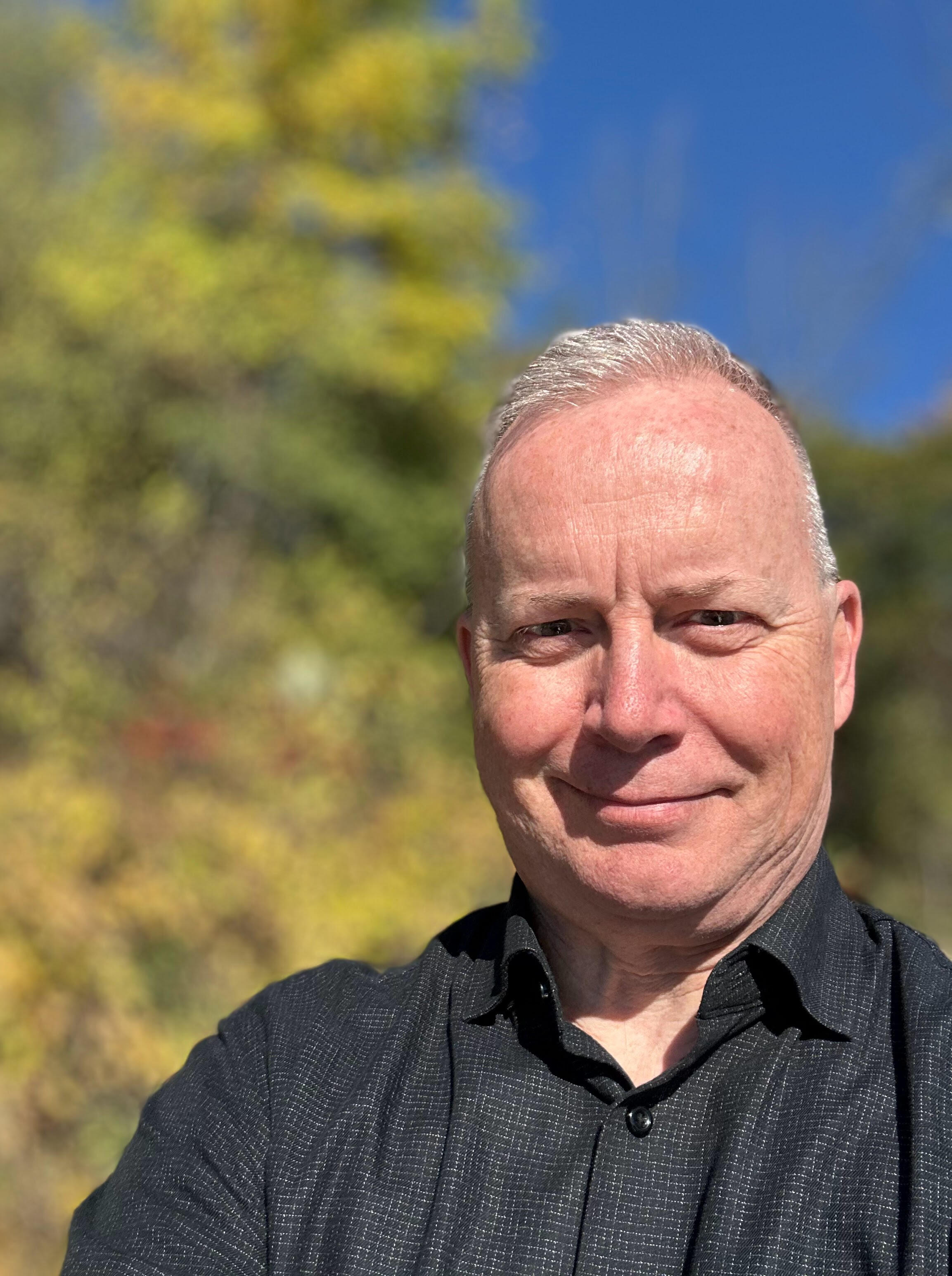 Headshot of Floyd Kelly, Male Registered Psychotherapist (Qualifying) serving Ontario Canada. Specialist in neurodivergence and career stress.